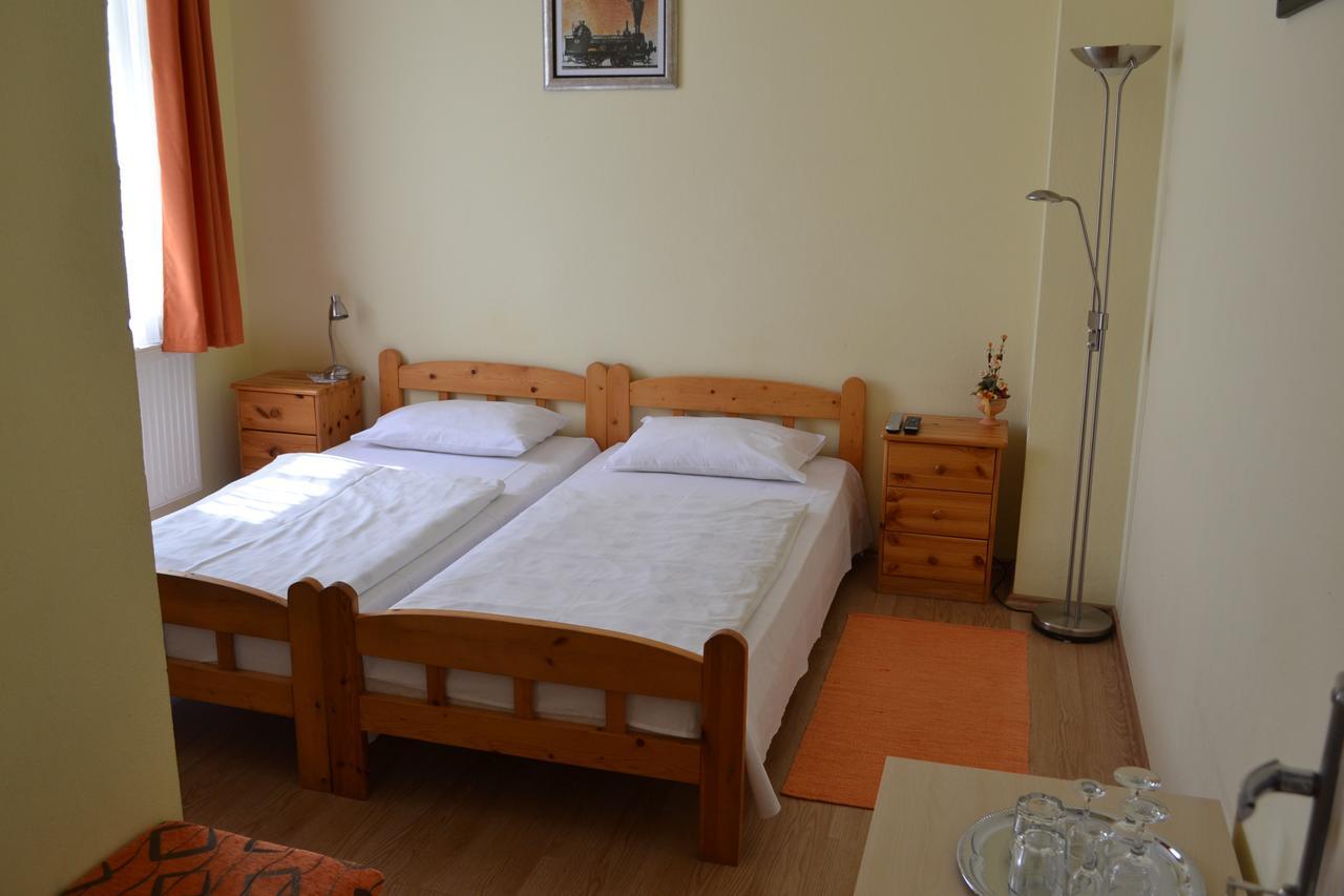 Lokomotiv Motel Eger Kültér fotó